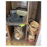 BOTTOM 3 SHELVES INCLUDING WICKER BASKETS, METAL T