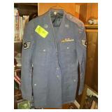 VINTAGE APPEARS TO BE AIRFORCE UNIFORM, JACKET SIZ