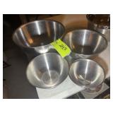 GROUP OF 4 STAINLESS STEEL MIXING BOWLS