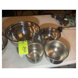 GROUP OF 4 STAINLESS STEEL MIXING BOWLS