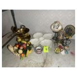 GROUP OF DECORATIVE ITEMS, DIP BOWL, FIGURINES, DE