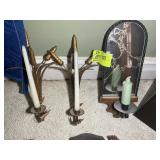 GROUP OF DECORATIVE ITEMS, WALL SCONCES, FRAMED AN