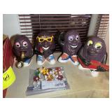 SHELF WITH ASSORTED CALIFORNIA RAISON FIGURINES AN