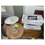 GROUP OF MISC SERVING TRAYS AND BOWLS