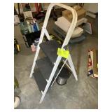 3 STEP FOLDING STEP STOOL AND TWO SMALL TRASH CANS