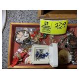 GROUP OF WOMENS COSTUME JEWELRY, CHRISTMAS THEMED