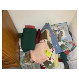 LARGE GROUP OF PLACE MATS AND TOWELS