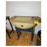 SMALL DROP LEAF DECORATIVE SIDE TABLE. APPROX 20 I