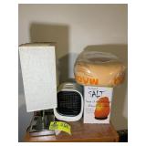 GROUP INCLUDING TWO SMALL TABLE LAMPS, TABLE TOP H