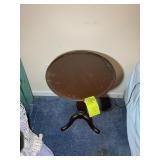PEDESTAL TABLE APPROX 16 IN DIAMETER X 25 IN TALL