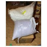 GROUP OF PILLOWS, BLANKETS, LINENS