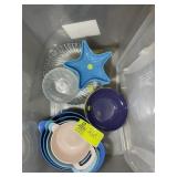 GROUP OF PLASTIC MIXING BOWLS AND DECORATIVE DISHE