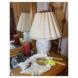 GROUP OF DECORATIVE ITEMS, TABLE LAMP 19 IN TALL,