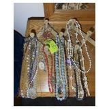 GROUP OF WOMENS COSTUME JEWELRY, NECKLACES, PENDAN