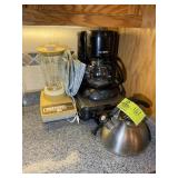 GROUP OF SMALL KITCHEN APPLIANCES, BLENDER, COFFEE