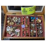 GROUP OF WOMENS COSTUME JEWELRY, LAPEL PINS, , ETC