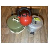 PAIR OF VINTAGE CAKE PANS AND CAKE CARRIERS AND TE