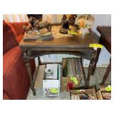 A VINTAGE WOODEN SIDE TABLE, 27.5IN X 19IN X 29IN,