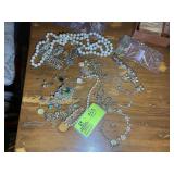 GROUP OF COSTUME JEWELRY, NECKLACES, ETC