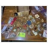 GROUP OF COSTUME JEWELRY, BROACHES, CUFFLINKS, ETC