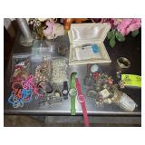 GROUP OF COSTUME JEWELRY, BROACHES, WATCHES, NECKL