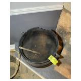 A VINTAGE CAST IRON CAULDRON, 18 IN DIAMETER AND A
