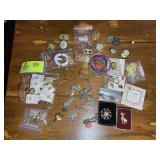 GROUP OF COSTUME JEWELRY, BROACHES, PINS, BRACELET