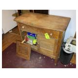 A WOODEN TWO DOOR ONE DRAWER ROLLING CART, 33IN X
