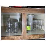 GROUP OF CLEAR GLASS DRINKING GLASSES AND STEMWARE