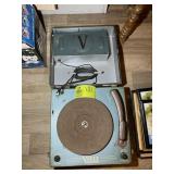 A VINTAGE VOGUE PRODUCTS PORTABLE TURN TABLE, UNKN