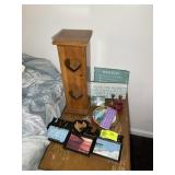 GROUP OF DECORATIVE ITEMS