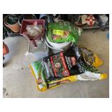 GROUP OF GARDENING ITEMS FERTILIZER SPREADER POTTI