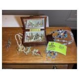 GROUP OF COSTUME, JEWELRY, EARRINGS, BROOCHES, ETC