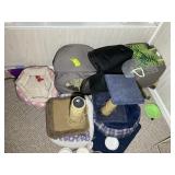 LARGE GROUP OF CAT ITEMS BEDS SCRATCHING POSTS FOO