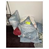 GROUP OF SHEETS, BLANKETS, AND QUILT