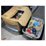 GROUP OF MISCELLANEOUS CHRISTMAS DECORATIONS ORNAM