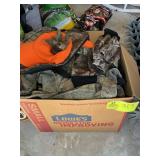 BOX OF MISCELLANEOUS HUNTING GEAR CAMOUFLAGE GLOVE