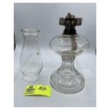 VINTAGE CLEAR GLASS OIL LAMP APPROXIMATELY 12 IN T