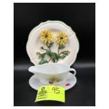 DECORATIVE PLATE WITH 3D FLOWERS AND VINTAGE PYREX