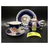 GROUP OF BLUE AND WHITE COLORED DECORATIVE ITEMS B