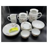 GROUP INCLUDING APPROXIMATELY 15 PIECES OF VINTAGE