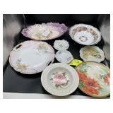 GROUP OF VINTAGE DECORATIVE PLATES SERVING PIECES
