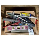 BOX INCLUDING MISC HAND TOOLS INCLUDING LEVEL SCRE