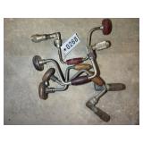 GROUP OF VINTAGE DRILL BRACES AND TWO GAMBRELS