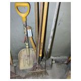 GROUP OF YARD TOOLS, SHOVEL, RAKE, AX, ETC