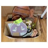 BOX OF MISCELLANEOUS DECORATIVE ITEMS WALL HANGING