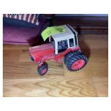 ERTL DIECAST INTERNATIONAL TRACTOR, WITH DUAL REAR