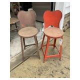 PAIR OF METAL BAR STOOLS, 20 IN SEAT HEIGHT