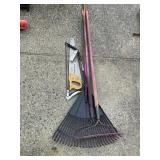 GROUP OF YARD TOOLS, RAKES AND HAND SAWS