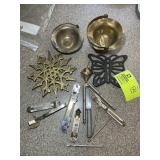 GROUP OF MISCELLANEOUS ITEMS VINTAGE CAN OPENERS T